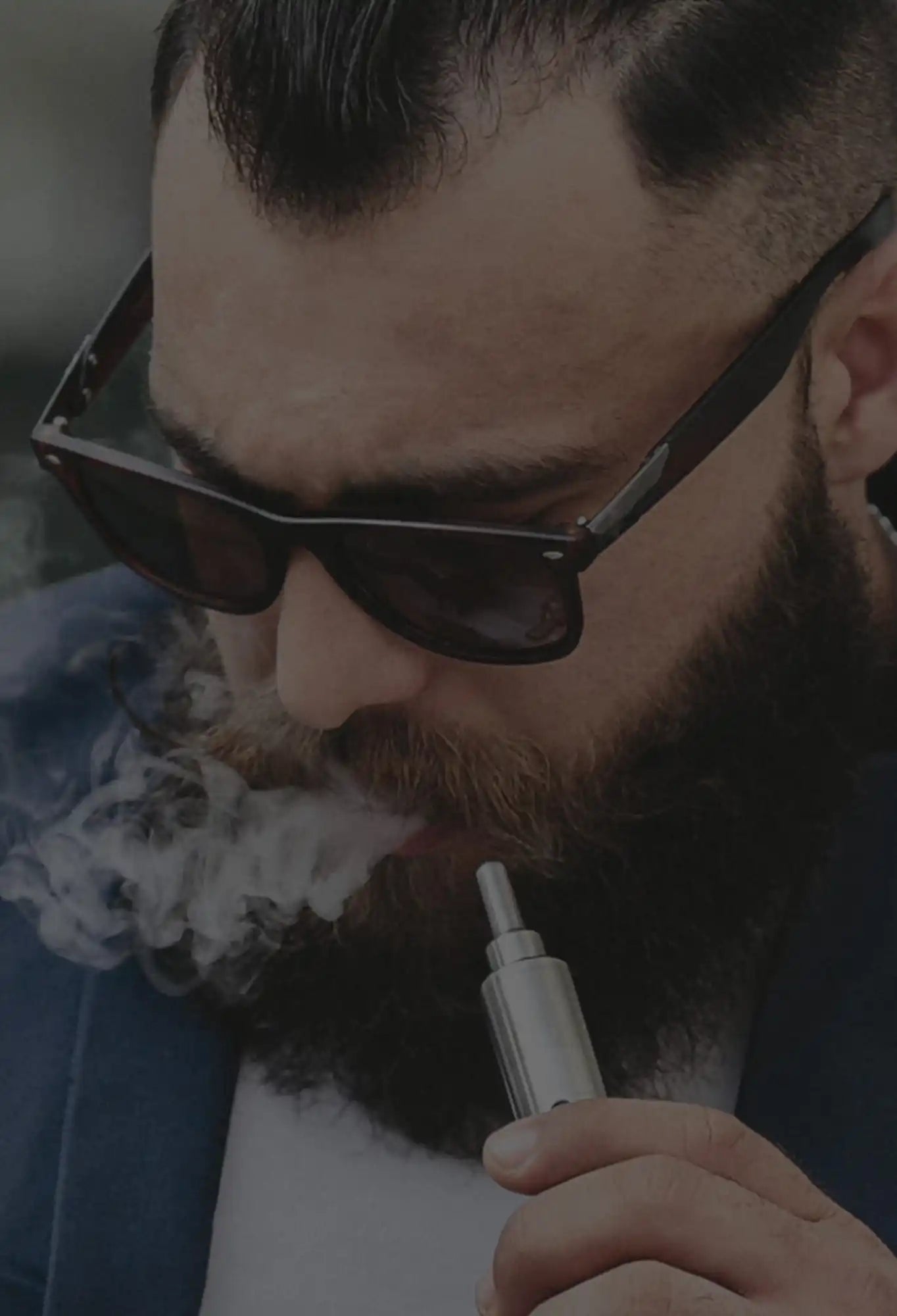 Bärtiger Mann mit Vape.