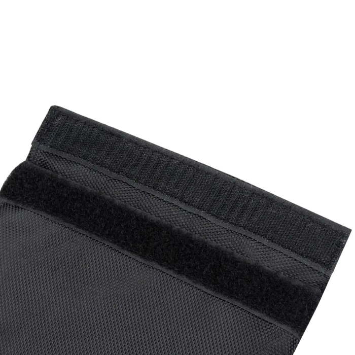 Schwarzer Stoff mit Klettverschlussriemen.