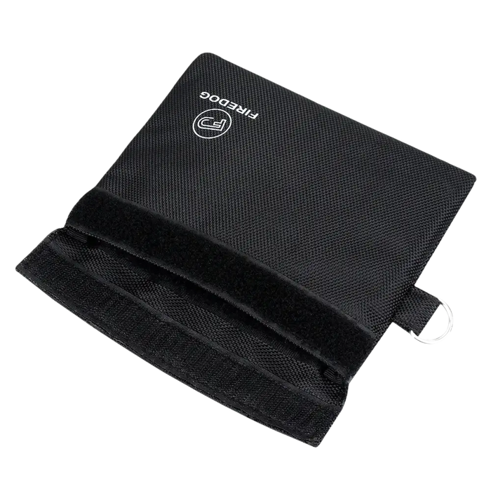 Schwarze Leckerli-Tasche aus Stoff.
