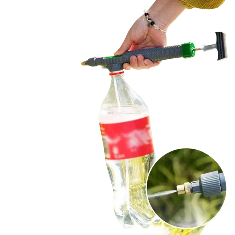 Handgeführte Gartenspritze, die an einer Plastikflasche befestigt ist.