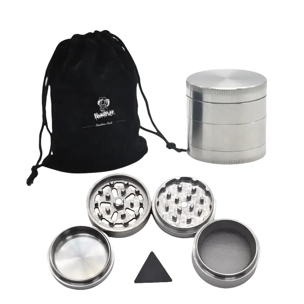 Silberner Metallkräutergrinder mit schwarzer Tragetasche.