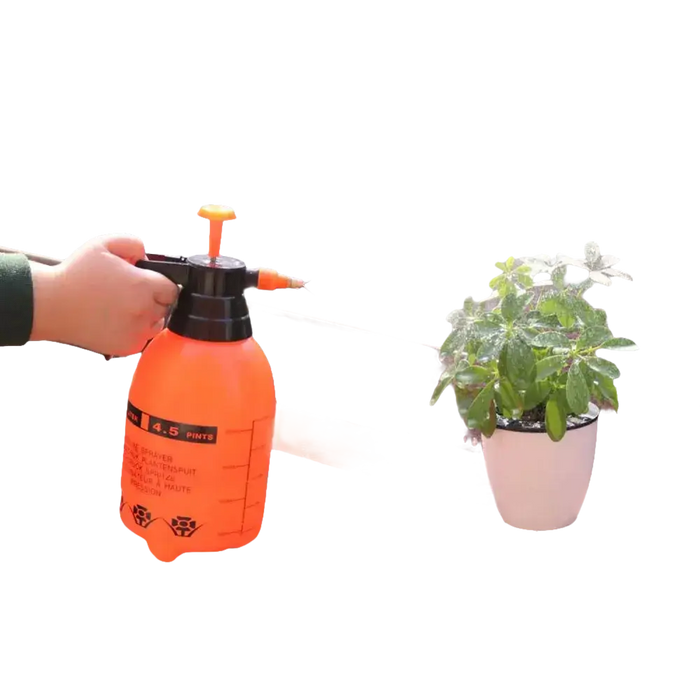 Orangefarbene Gartenspritze.