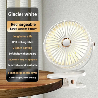 Weißer, wiederaufladbarer Ventilator zum Anstecken.
