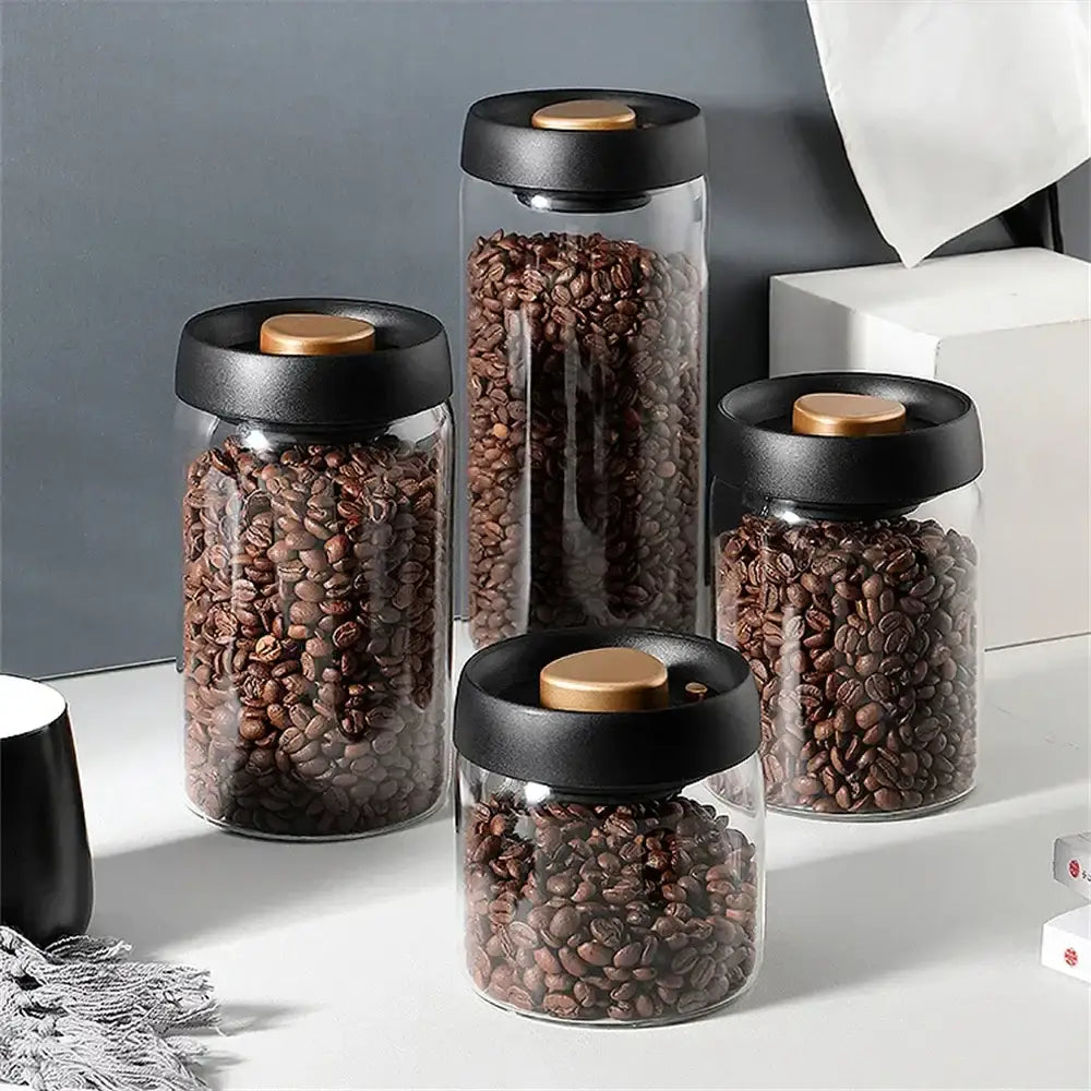 Vorratsgläser für Kaffeebohnen.