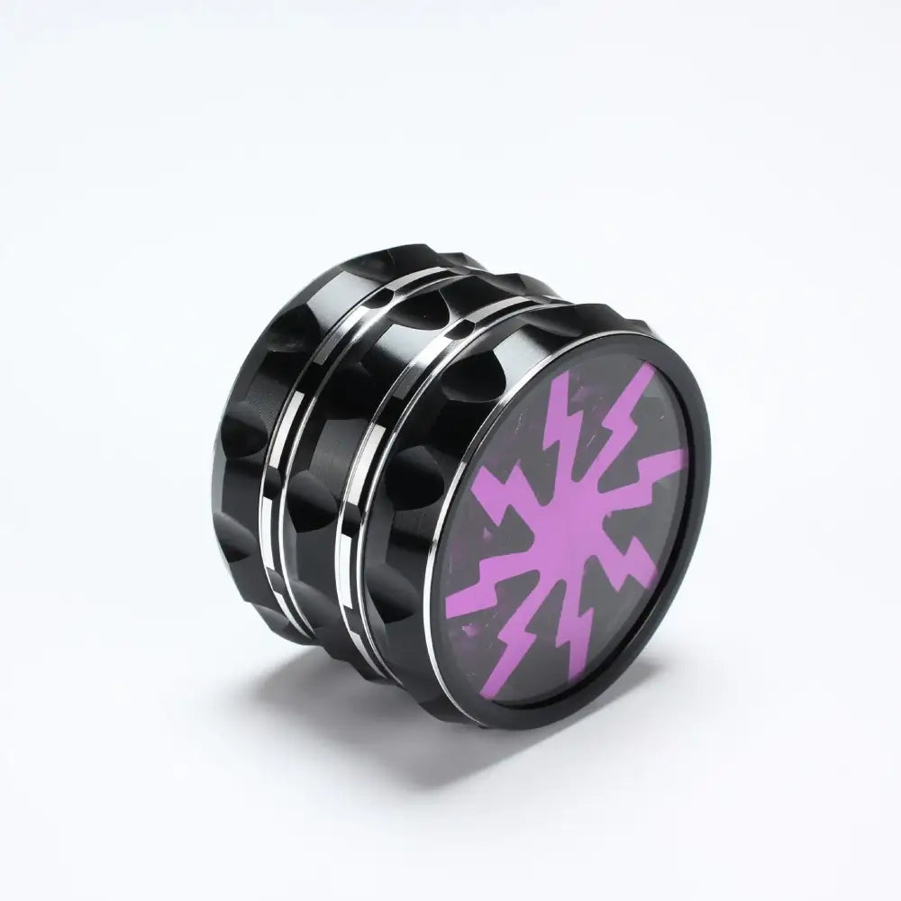 Schwarzer und silberner Grinder mit lila Blitzdesign.