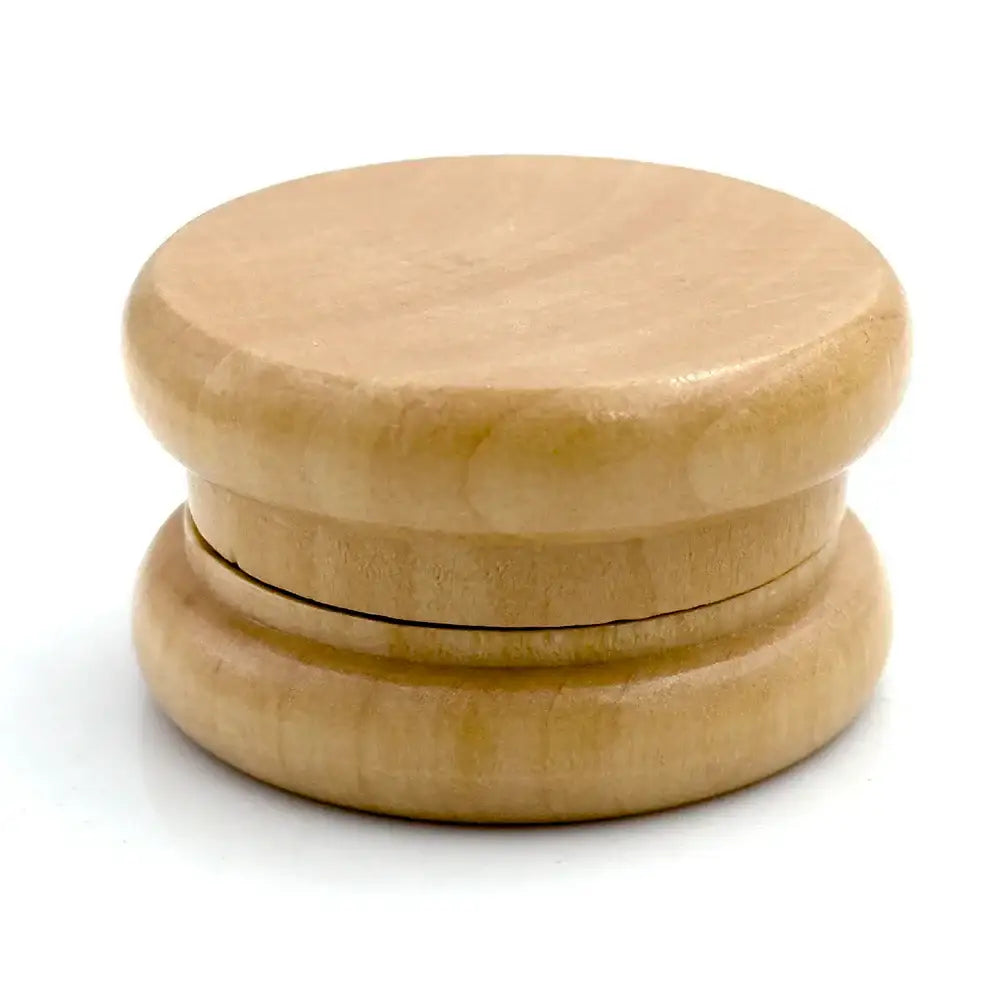 Hölzerne Kräutermühle.