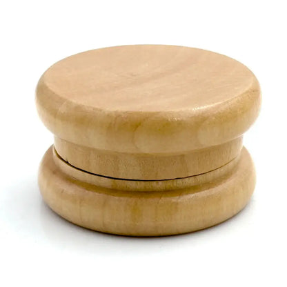 Hölzerne Kräutermühle.